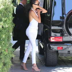 07-17 - ARRIVING AT A HOTEL IN BEVERLY HILLS